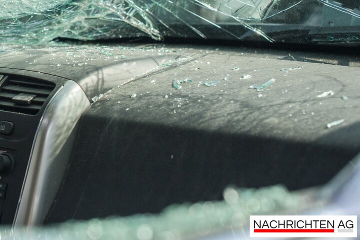 Schwerer Unfall auf B304: Drei Verletzte nach Zusammenstoß bei Ebersberg