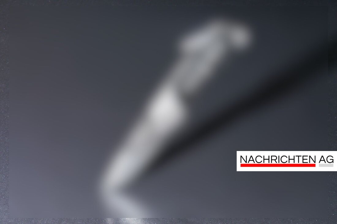 Ein unbekannter Mann überfiel eine Bäckerei in Rennertshofen, forderte mit einem Messer Bargeld und entkam unerkannt. Hinweise erbeten.