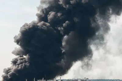 Großbrand in Ansbacher Autohaus: Feuerwehr kämpft bis in die Nacht!